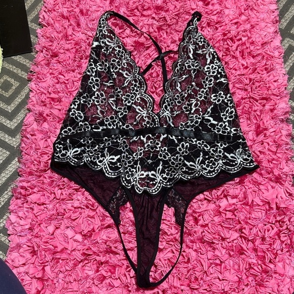 N/A Other - Chic Black and White Lace Floral Bodysuit